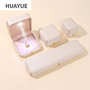Caja de Joyería con Luz Led de Lujo en Cuero PU para Anillo, Pendiente, Colgante, Pulsera y Collar con Empaque y Logo Personalizado de Huayue - Product Image 6