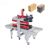Machine de scellage à entraînement supérieur et inférieur renforcé pour cartons étroits et hauts, avec convoyeurs à double couche et emballage par ruban adhésif