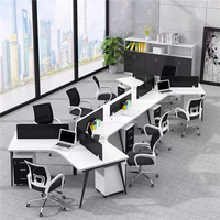 Ensemble de bureau moderne modulaire commercial avec table d'ordinateur et chaises, poste de travail pour 4 personnes, cloison de séparation, table pour le personnel