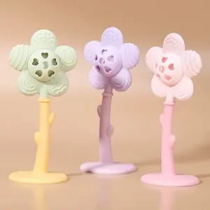 Yeni tasarım Bpa ücretsiz yumuşak silikon bebek diş çıkarma çıngıraklar duyusal oyuncaklar çiçek diş kaşıyıcı çocuklar için