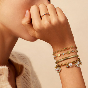 สร้อยข้อมือรูปหัวใจชุบทอง 18k ประดับเพชรและลายดอกซากุระสำหรับสวมใส่ทุกวัน - Product Image 1