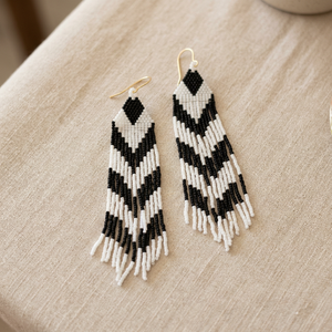 Boucles d'oreilles à franges en perles Miyuki Delica noires et ivoire faites à la main Sstringz, motif tribal chevron, bijou géométrique bohème tendance - Product Image 3
