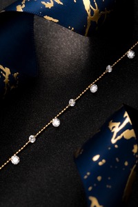 Bracelet classique en or blanc massif 18 carats avec diamant de laboratoire taille cœur 0,87 ct et maillons de chaîne |   Chaîne avec diamant de laboratoire taille cœur - Product Image 4