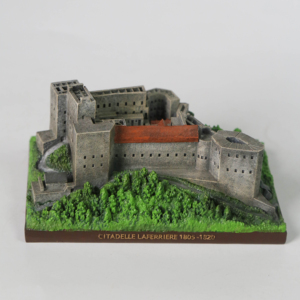 Modellino in Resina di Citadelle Laferriere Dipinto a Mano, Souvenir della Fortezza Haitiana - Product Image 4