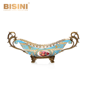 Superbe porcelaine bleue de style baroque français avec cendrier à cigares en cuivre ornement de plateau à motif rose cendrier rectangulaire de bureau - Product Image 3