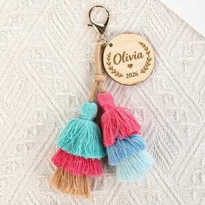 Breloque de sac en bois 3D personnalisée avec gaufrage imprimé, écologique, en forme de disque, avec pompon, nom et date 2026, cadeau de mariage pour demoiselle d'honneur - Product Image 2