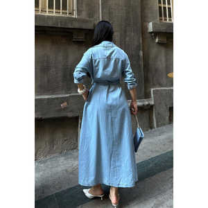 Vestido camisero midi de mezclilla con cuello vuelto, estilo cruzado y lazo, en tono oscuro liso, transpirable, para mujer. - Product Image 4