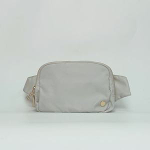 Riñonera/Bolso de Cintura Unisex de 2L con Correa con Logotipo Dorado, para Correr, desde Almacén en EE. UU. - Product Image 4