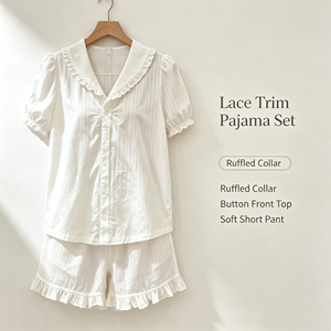 <span class=keywords><strong>Ensemble</strong></span> de pyjama rayé blanc pour femme avec col et poignets à volants, manches courtes boutonnées, manches bouffantes et ourlet à volants - Product Image 1