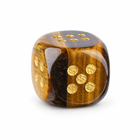 Dés en pierre D6 avec points dorés sur faces cubiques couleur beige chaud et motifs marron pour jeux de société et collections décoratives