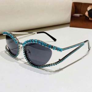 Lunettes de soleil de luxe brillantes avec logo personnalisé, entièrement ornées de strass, protection UV400, unisexes, style punk - Product Image 4