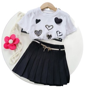 Completo estivo da ragazza con cuore decorato con borchie, top a maniche corte e gonna a pieghe tinta unita - Product Image 4