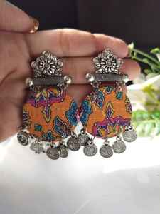 Pendientes Étnicos Modernos Hechos a Mano con Tela, Aleación de Plata Oxidada, Pedrería Transparente, Perlas de Imitación, Ligeros y de Alta Calidad - Product Image 2