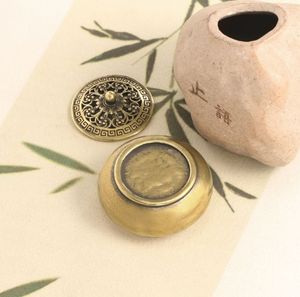 موقد بخور نحاسي عتيق يحمل برج جيب صغير للعلاج بالروائح العطرية. - Product Image 5