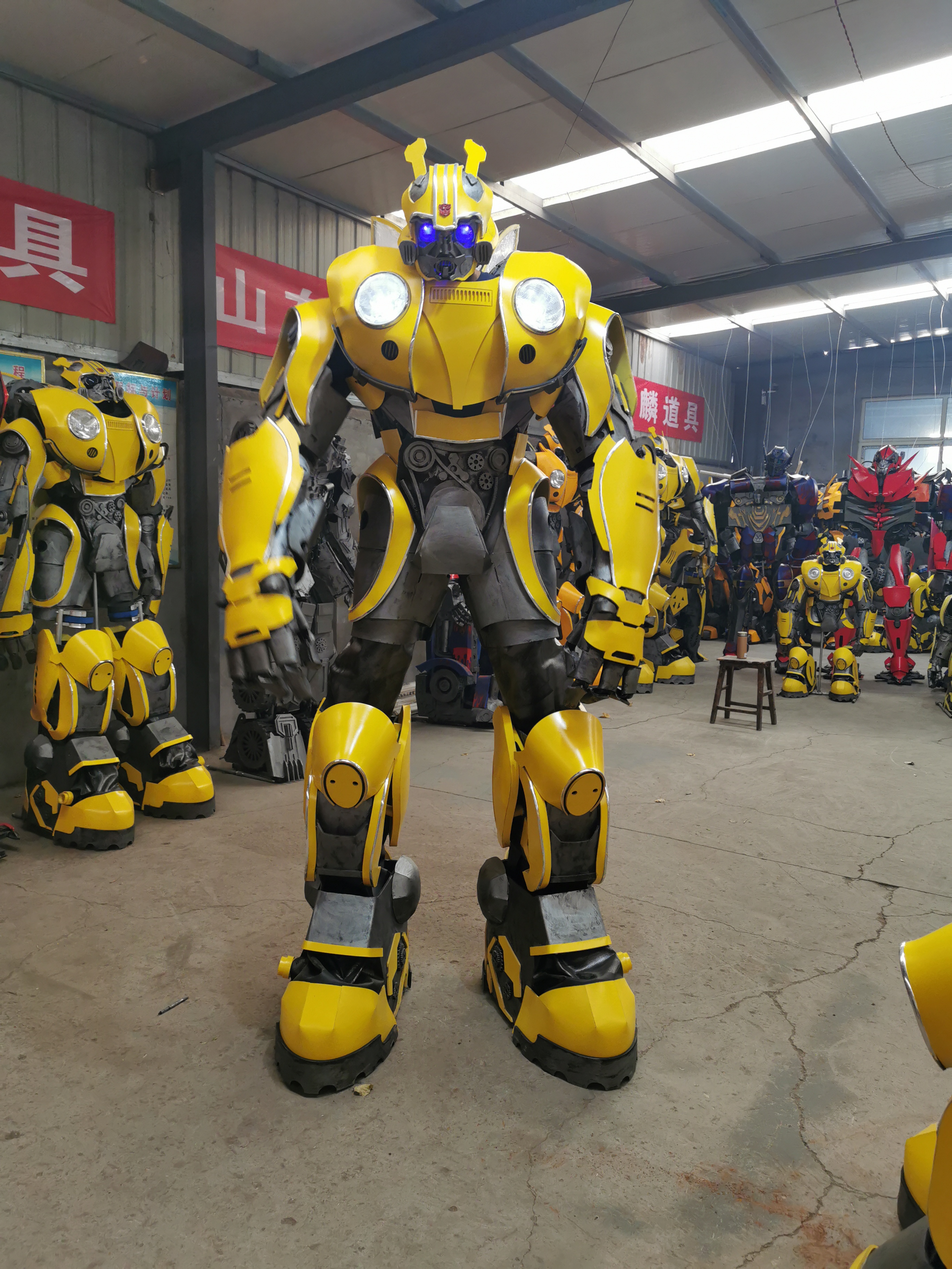 人类大小的 cosplay 服装机器人出售