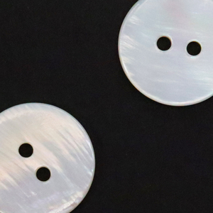 Cao cấp thời trang Vỏ nút tròn 2 lỗ mẹ của Ngọc Trai nút cho phụ nữ quần áo phụ kiện tùy chỉnh nút áo sơ mi trắng - Product Image 3