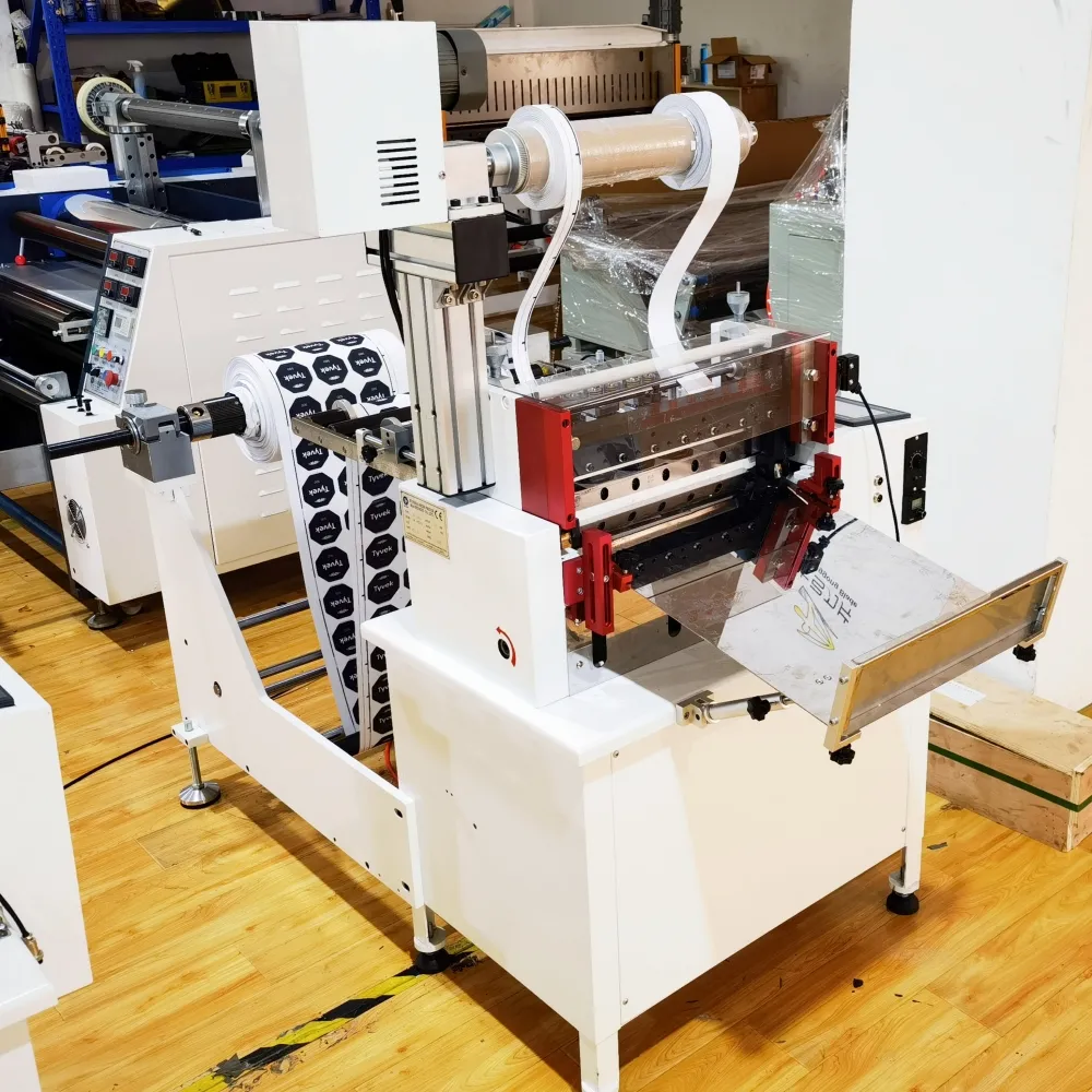 מכונת חותך כרטיסי נייר PVC במפעל חדש למפעלי ייצור עם רכיבי ליבת מנוע PLC של סימנס