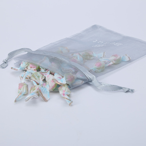 Sac cadeau en organza gris ou personnalisable, cordon de serrage, recyclable, accepté - Product Image 3