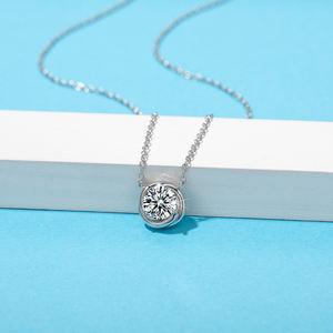 Collar de Moissanita con Colgante de Oro Plateado sobre Plata de Ley 925 y Silicona, 1 Quilate, Corte Redondo - Product Image 4