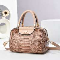 Sac à bandoulière carré grand format en cuir brillant à motif crocodile pour tenues quotidiennes Printemps 2025 Doublure en polyester multicolore