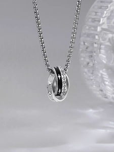 Anello Victory Star Trendy da Uomo, Stile Freddo e Minimalista, con Anelli Intrecciati, Collana con Doppio Anello e Diamante Bianco in Resina - Product Image 6