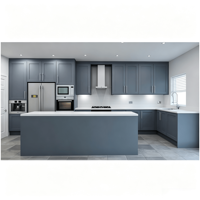 Ensemble d'armoires de cuisine Shaker modernes gris foncé laqué avec îlot de cuisine intégré, évier et crédence en quartz blanc durable