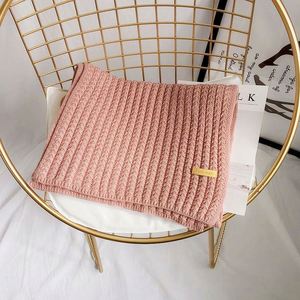 Écharpe longue tricotée unie et chaude pour femme, personnalisable, pour l'hiver – Vente en gros - Product Image 4