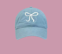 Gorra de béisbol de 6 paneles con lazo rosa, bordada, estilo dulce y linda para mujer, popular en internet, con efecto adelgazante para el rostro, ajustable, de ala ancha, ideal para el verano.