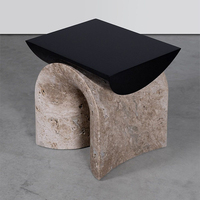 Table d'appoint en marbre courbé Dream Home avec base en travertin veiné brut et plateau en bois finition sable – Pièce de mobilier artistique