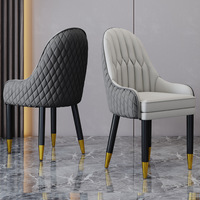Chaise de salle à manger en bois massif de luxe dorée, dossier en cuir, chaise de salle à manger de restaurant de style nordique et moderne pour la maison.
