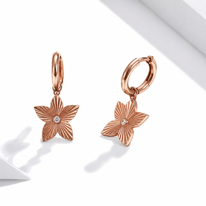 Boucles d'oreilles créoles en or rose avec zircone cubique, boucles d'oreilles pendantes à quatre pétales cannelés pour femmes - Product Image 1