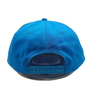 قبعات مخصصة من القطن التويل بخمسة ألواح وغطاء خلفي قابل للتعديل مع شعار مطرز، قبعة غير مهيكلة بحافة منحنية قليلاً - Product Image 4