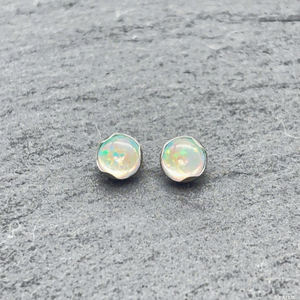 Lotus Wholesale F136 Titane, Opale Cabochon Sertie à Griffes, Effet Clair de Lune Brillant, Embouts Filetés et Sans Filetage pour Piercings d'Oreilles - Product Image 4