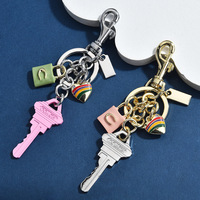 Porte-clés mignon en émail avec pendentif cœur arc-en-ciel, en alliage de zinc anti-ternissement, avec fermoir mousqueton pour usage quotidien
