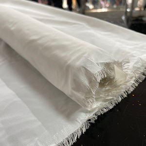 Prêt à expédier coloré 16mm 100% <span class=keywords><strong>soie</strong></span> taffetas épais cour teint couleur unie tissu mûrier <span class=keywords><strong>soie</strong></span> taffetas tissu pour robe <span class=keywords><strong>de</strong></span> mariée - Product Image 3