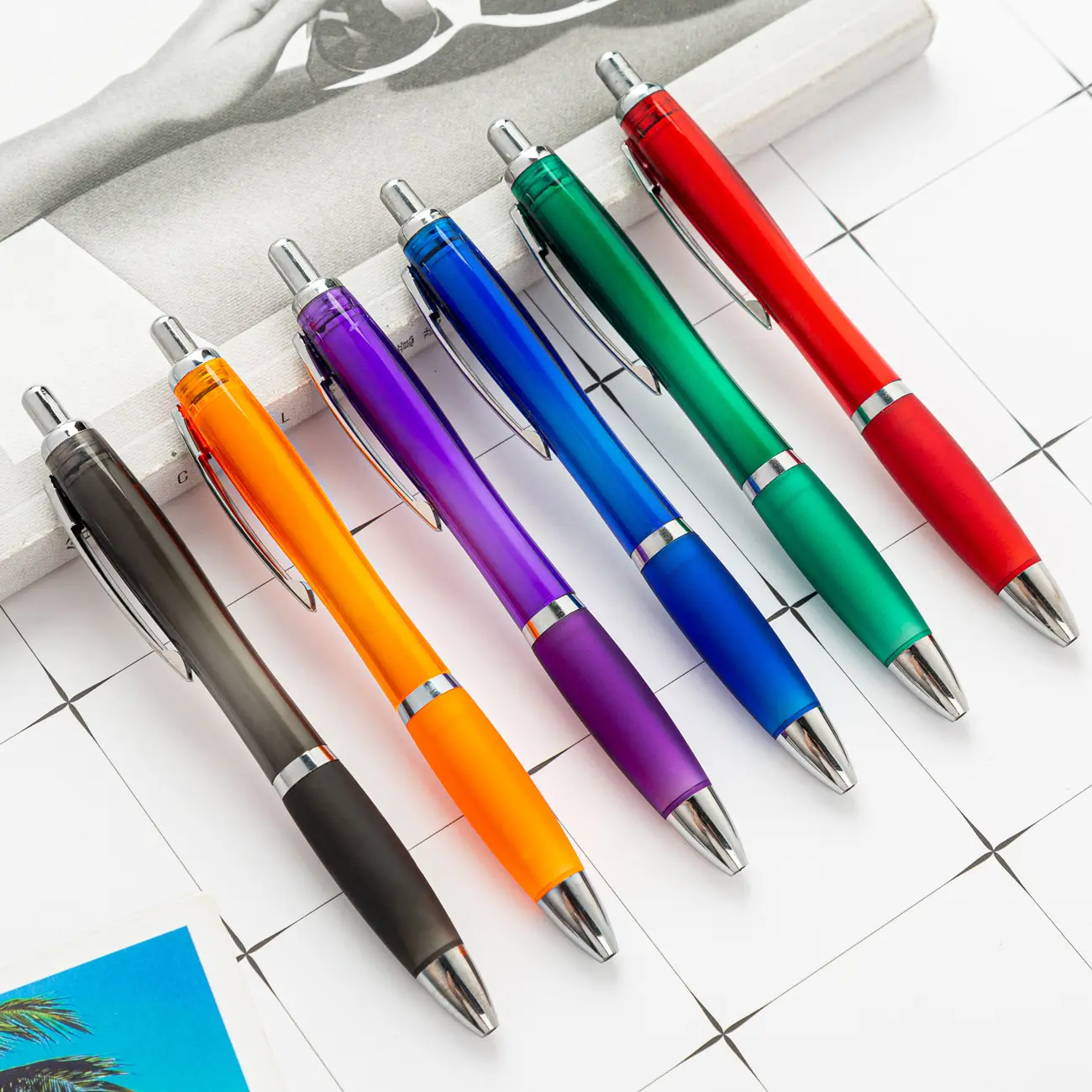 Cadeaux promotionnels belle papeterie stylo à bille coloré nouvelle conception Logo personnalisé mignon stylos à encre noire pour hôtel