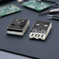 Connecteur USB 2.0 Type A mâle à souder avec angle vertical, contacts en laiton étamé et boîtier en PBT + 30 % fibre de verre UL94V-0