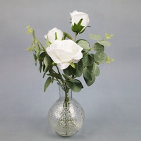 Fleurs artificielles roses de 34 cm de haut, tiges d'eucalyptus mélangées dans un verre à eau