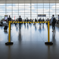 Barrière de circulation rétractable jaune-noire Q Stand, en métal réfléchissant de qualité ingénierie, peinte électrostatiquement, pour la gestion des foules