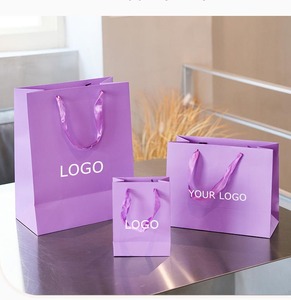 Sacs en papier personnalisables pour petites entreprises, avec estampage à chaud, sacs cadeaux en papier violet pour bébé, pour magasin de nouveautés - Product Image 1
