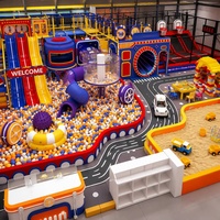 Équipement de terrain de jeux intérieur personnalisé, thème quatre toboggans parallèles, toboggan tubulaire violet, tunnel néon, trampoline, blocs de construction