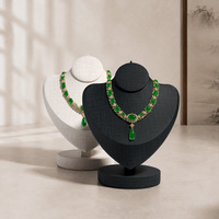 Présentoir à colliers en cuir PU FANXI, support de mannequin pour bijoux pour comptoir de vente au détail, texture lin, blanc / vert foncé