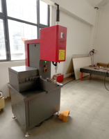 Machine de rivetage auto-sertissante pour tôles de châssis d'ascenseurs et de carrosseries de véhicules à énergie nouvelle, largement utilisée