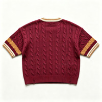 Pull en maille rouge bordeaux brodé sur mesure à col en V et manches courtes avec poignets rayés pour homme – Vente en gros