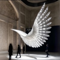 Lustre surdimensionné ANNO en forme d'ailes d'ange, luminaire suspendu LED personnalisé avec un design à plumes superposées pour les halls à plafond haut