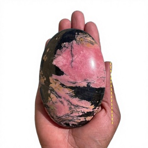 Pierre de guérison en rhodonite naturelle polie et sculptée, rose et noire, pour la méditation et le bien-être - Product Image 3