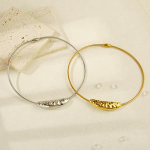 قلادة خانقة أنيقة من الفولاذ المقاوم للصدأ المطلي بالذهب عيار 18 قيراط بنمط المطرقة المنحنية المبتسمة للحفلات - Product Image 1