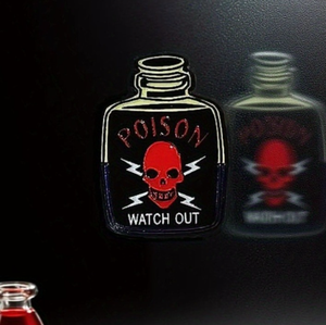 เข็มกลัดหัวกะโหลกแนวโกธิคสีแดงสำหรับใส่ถุงและแจ็กเก็ตของขวัญสุดเจ๋งสำหรับผู้หญิง - Product Image 5