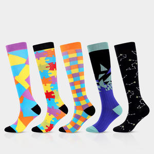 Chaussettes de compression pour la course à pied et le cyclisme avec motif puzzle en tissu nylon et design de soutien - Product Image 3