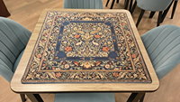 Tapis de table de mahjong carré vintage bleu indigo à motif botanique symétrique lapin et oiseaux pour les amateurs de mahjong